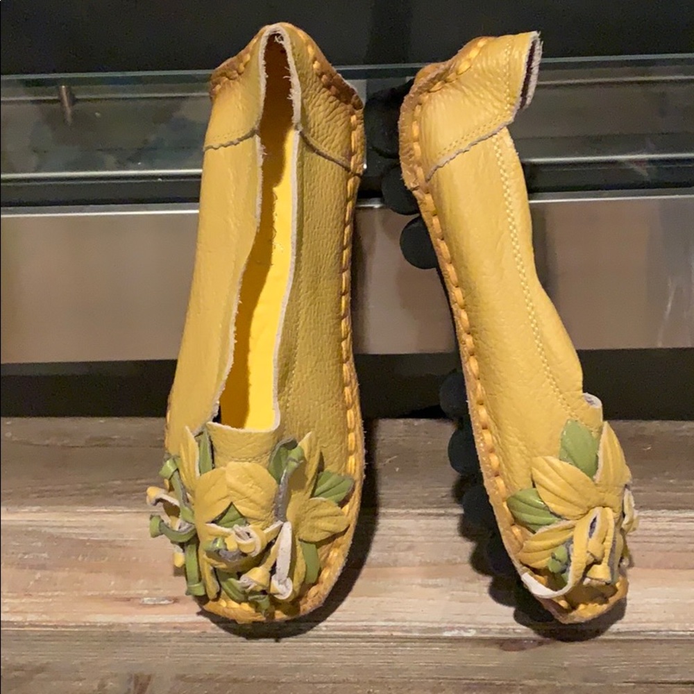 Cute mustard color leather loafers